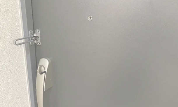 ドア内側の手動鍵を施錠