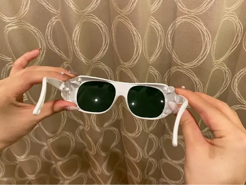 サングラスをかける