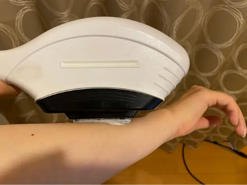 ガラス面を肌に密着させる